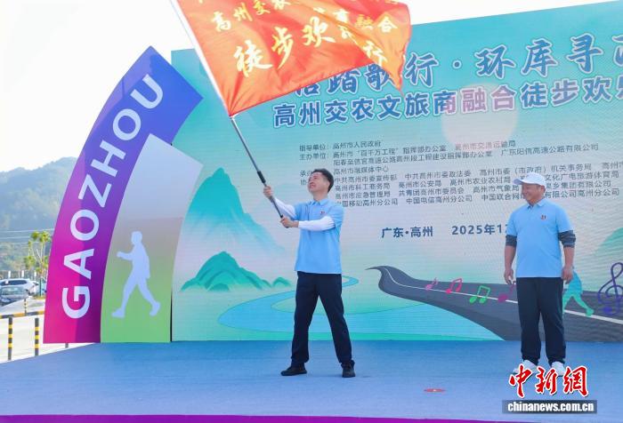 广东高州徒步爱好者踏歌而行，体验粤西快车道