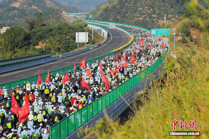 广东高州徒步爱好者踏歌而行，体验粤西快车道