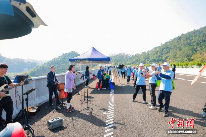 广东高州徒步爱好者踏歌而行，体验粤西快车道