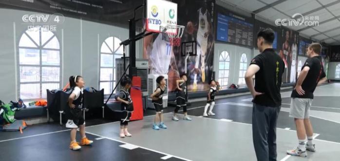 塞尔维亚篮球教练扎根渭南 讲述跨越国界的篮球