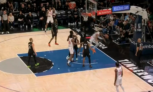 杜兰特突破上篮被封盖裁判未吹罚引争议