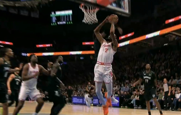 杜兰特突破上篮被封盖裁判未吹罚引争议