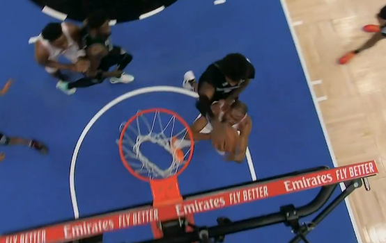 杜兰特突破上篮被封盖裁判未吹罚引争议