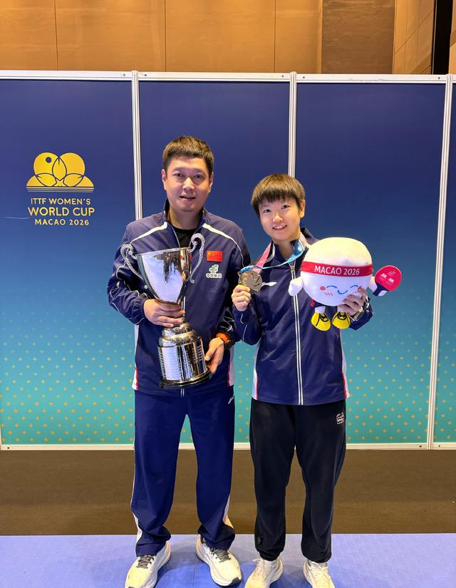 孙颖莎澳门世界杯三连冠 师徒情深共谱乒坛传奇