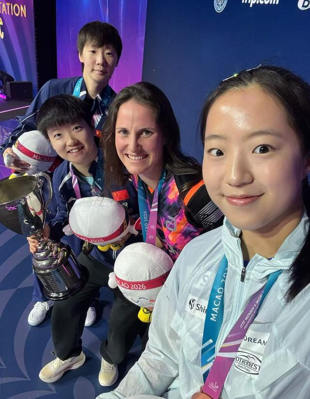 孙颖莎澳门世界杯三连冠 师徒情深共谱乒坛传奇