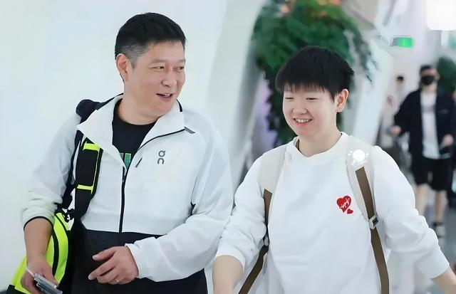 孙颖莎澳门世界杯三连冠 师徒情深共谱乒坛传奇