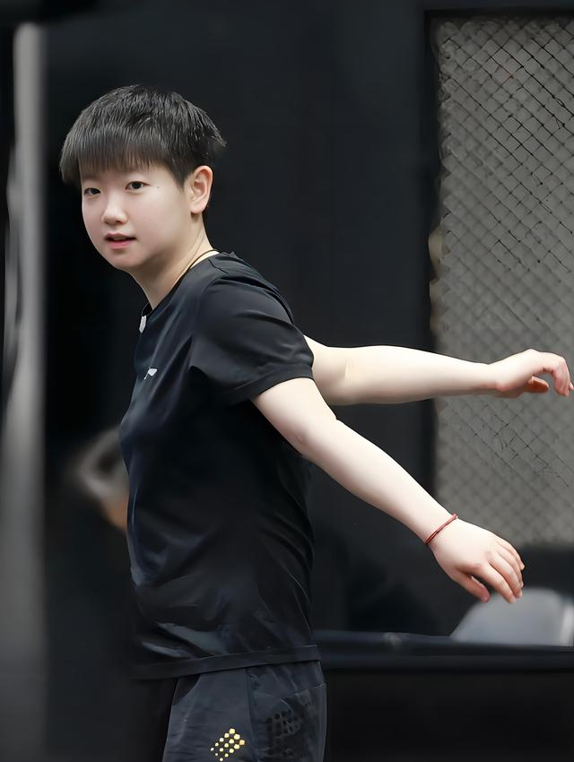 孙颖莎澳门世界杯三连冠 师徒情深共谱乒坛传奇