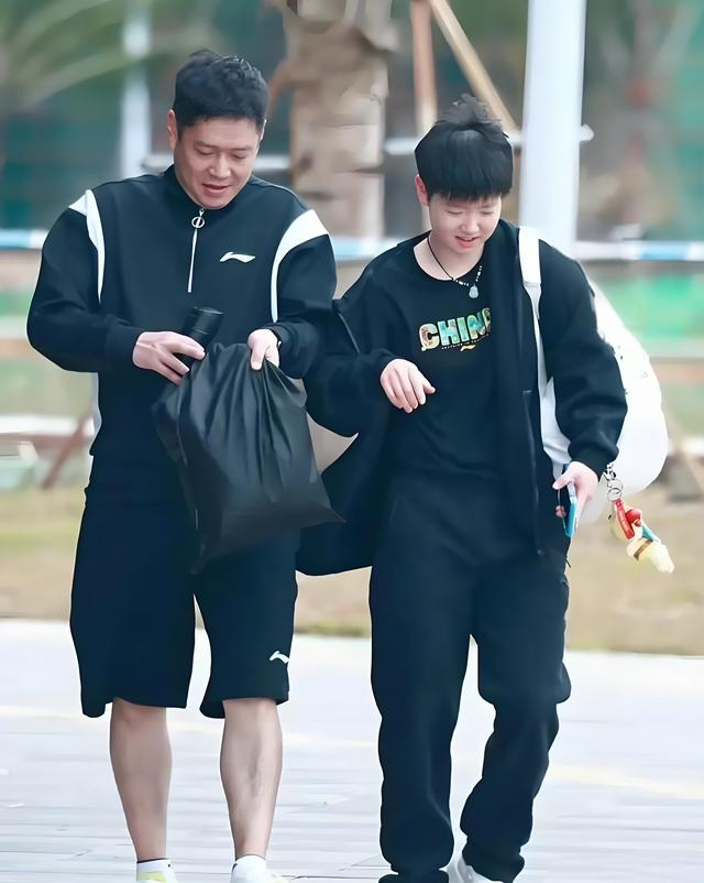 孙颖莎澳门世界杯三连冠 师徒情深共谱乒坛传奇