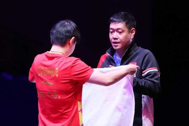孙颖莎澳门世界杯三连冠 师徒情深共谱乒坛传奇