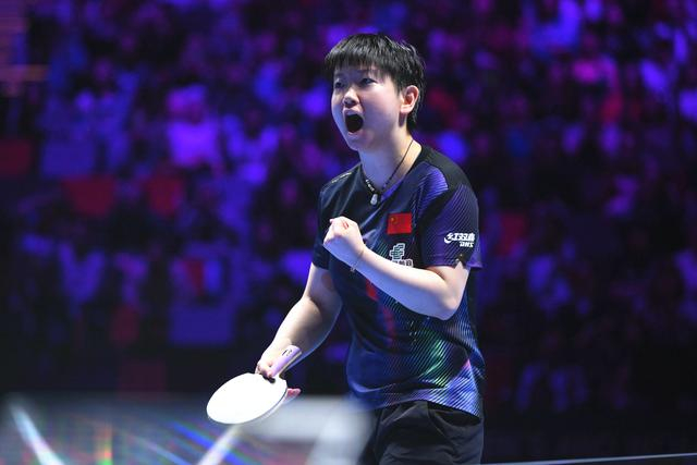 孙颖莎澳门世界杯三连冠 师徒情深共谱乒坛传奇