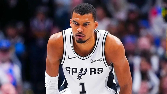 文班亚马统治攻防马刺锁定季后赛第二