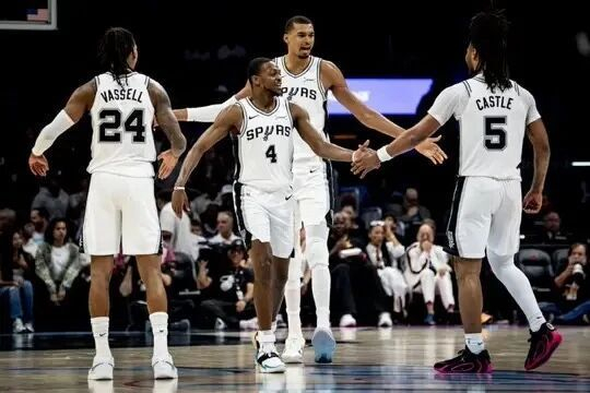 文班亚马统治攻防马刺锁定季后赛第二